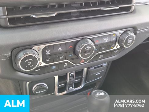 Used 2025 Jeep Wrangler Unlimited Sahara AWD/4WD image 25