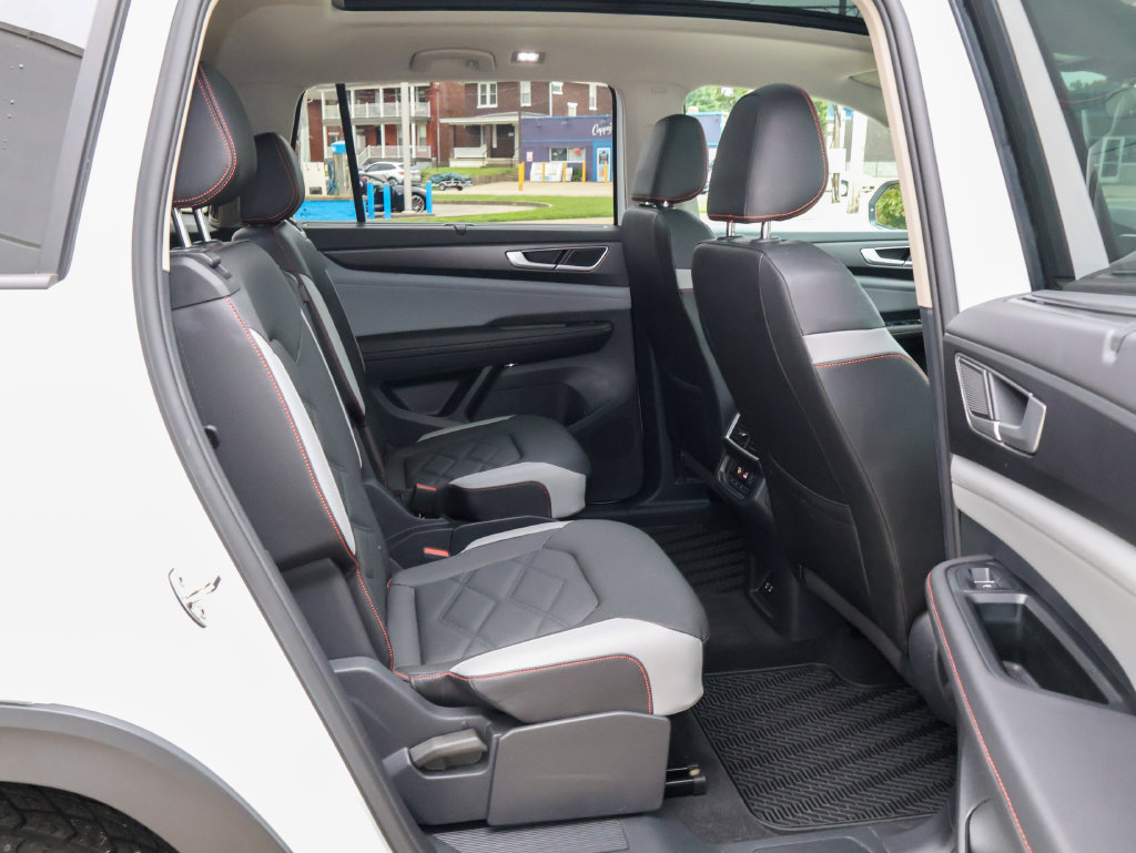 Used 2025 Volkswagen Atlas Peak Edition SE AWD/4WD image 33