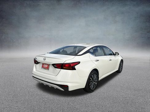 Used 2025 Nissan Altima 2.5 SV FWD image 3