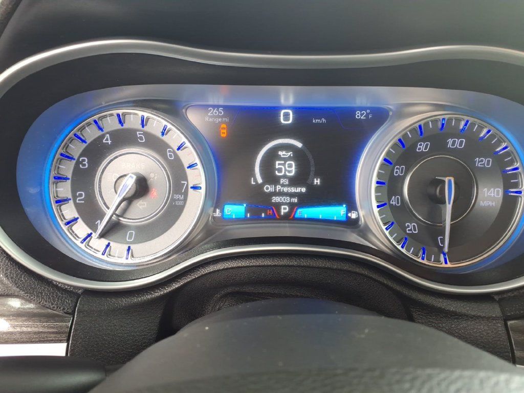 Used 2018 Chrysler 300 Touring w/ Chrome Appearance Package RWD image 8