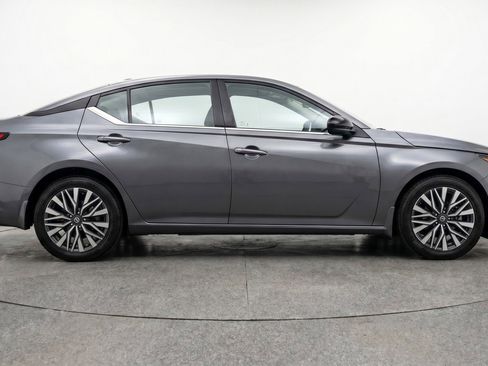 Used 2025 Nissan Altima 2.5 SV FWD image 11