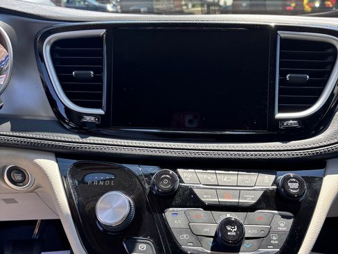 Used 2022 Chrysler Pacifica Touring-L w/ Uconnect Theater Family Group image 18