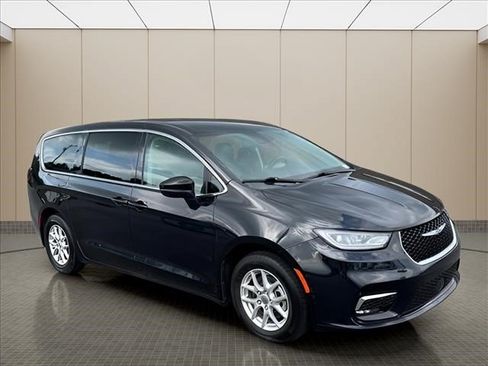 Used 2023 Chrysler Pacifica Touring-L FWD image 2
