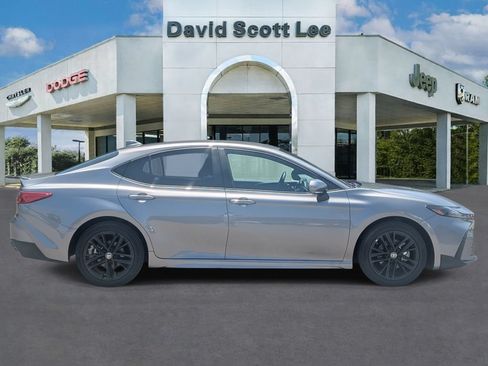 Used 2025 Toyota Camry SE AWD/4WD image 30
