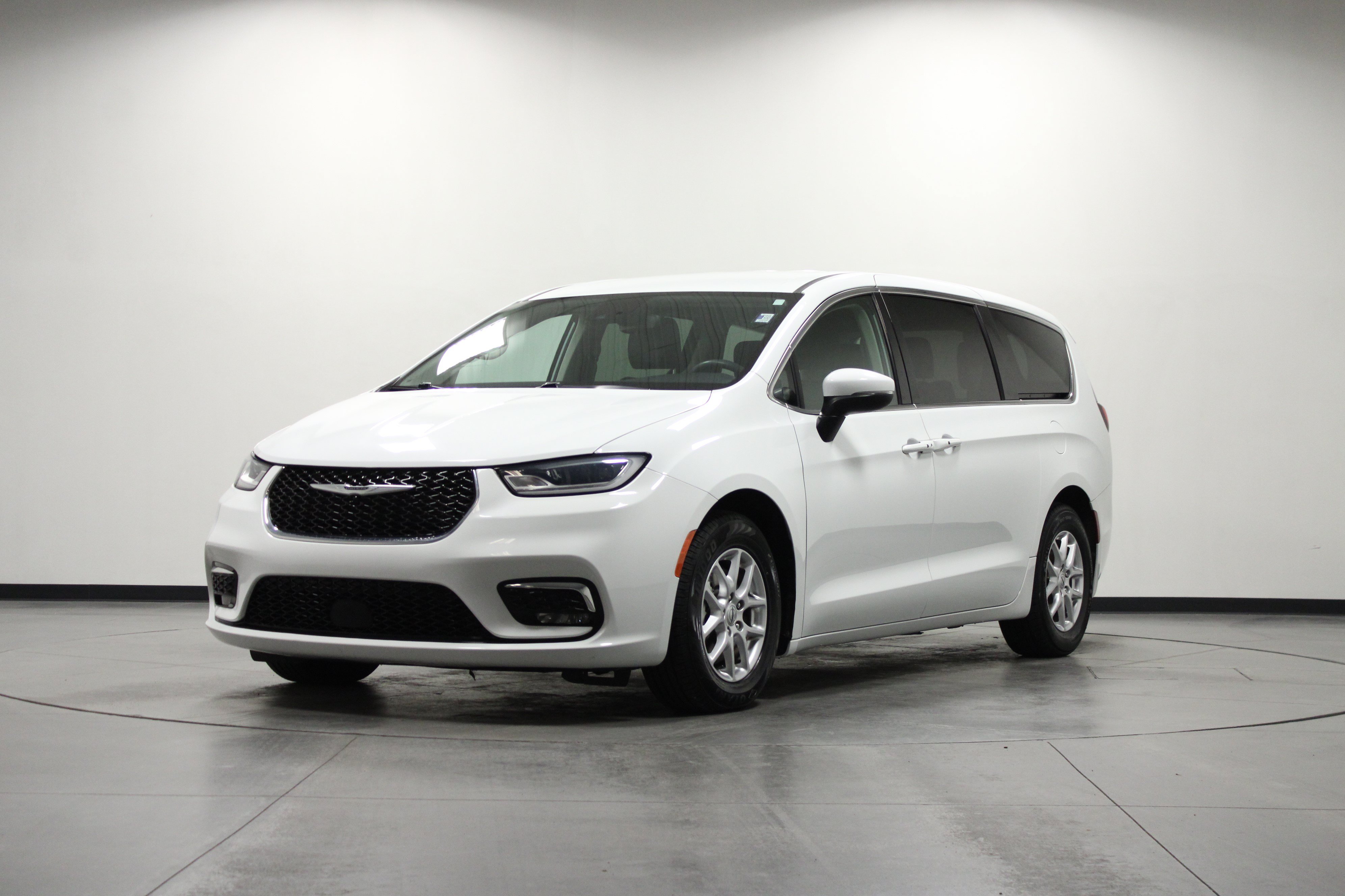Used 2023 Chrysler Pacifica Touring-L FWD image 8