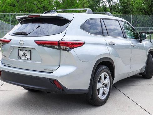 Used 2022 Toyota Highlander LE AWD/4WD image 16