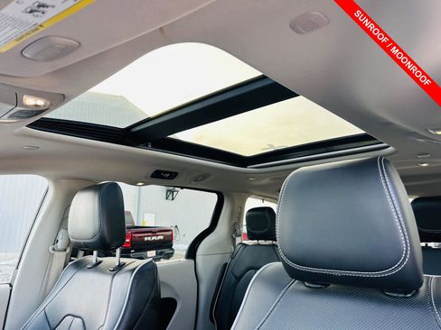 Used 2024 Chrysler Pacifica Limited image 4