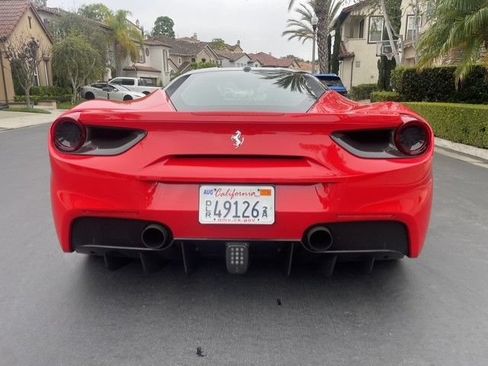 Used 2018 Ferrari 488 GTB RWD image 9