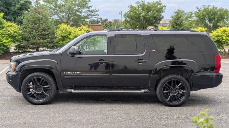 Used 2010 Chevrolet Suburban LT w/ Luxury Package AWD/4WD image 7