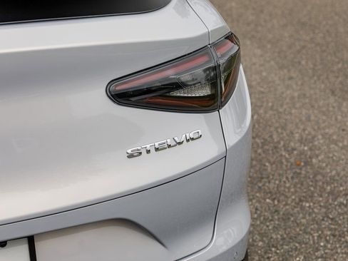 New 2025 Alfa Romeo Stelvio Sprint image 9