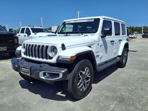 Used 2024 Jeep Wrangler Unlimited Sahara w/ Technology Group AWD/4WD image 3