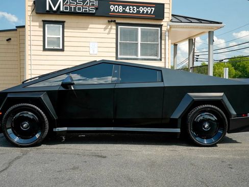Used 2024 Tesla Cybertruck AWD Crew Cab image 8