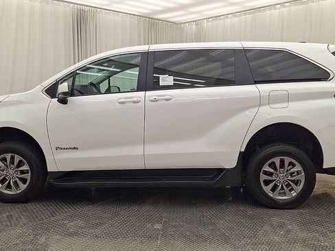 Used 2026 Toyota Sienna LE FWD image 11