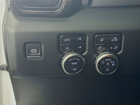 Used 2024 GMC Sierra 3500 AT4 w/ AT4 Premium Plus Package AWD/4WD image 17