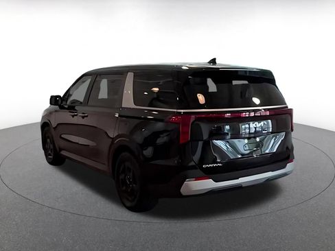 Used 2026 Kia Carnival FWD image 9