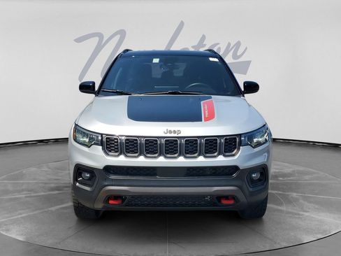Used 2025 Jeep Compass Trailhawk w/ Trailer Tow Group AWD/4WD image 2