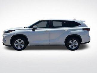 Used 2024 Toyota Highlander LE FWD video 2