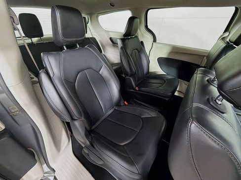 Used 2023 Chrysler Pacifica Touring-L FWD image 27