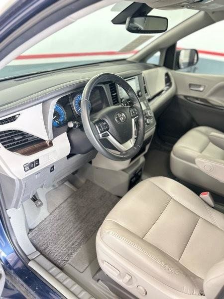 Used 2020 Toyota Sienna XLE w/ XLE Navigation Package FWD image 27