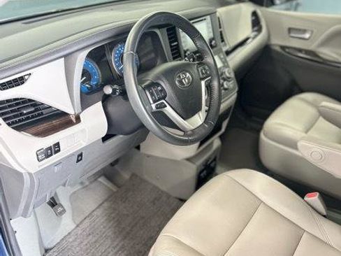 Used 2020 Toyota Sienna XLE w/ XLE Navigation Package image 27