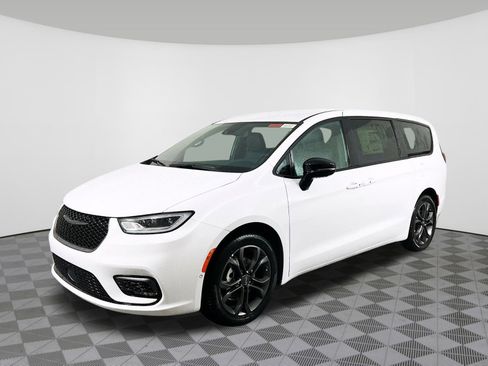 New 2026 Chrysler Pacifica Select FWD image 2