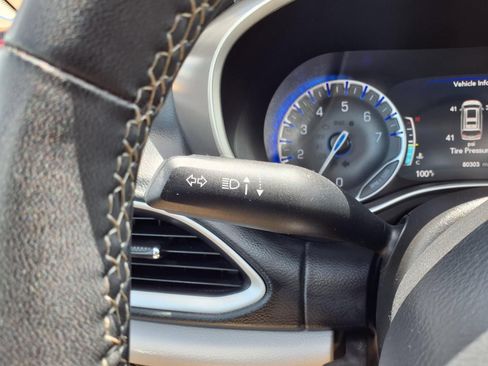 Used 2023 Chrysler Pacifica Touring-L FWD image 18