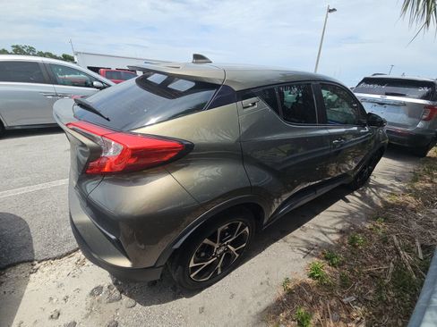 Used 2021 Toyota C-HR XLE FWD image 6