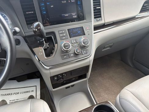 Used 2017 Toyota Sienna XLE Premium FWD image 16