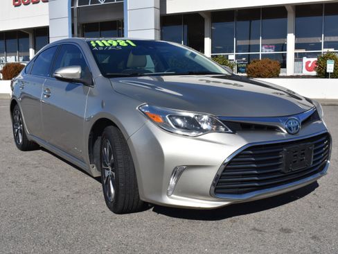 Used 2018 Toyota Avalon XLE Premium image 3