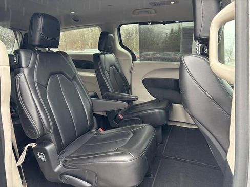 Used 2023 Chrysler Pacifica Touring-L image 12
