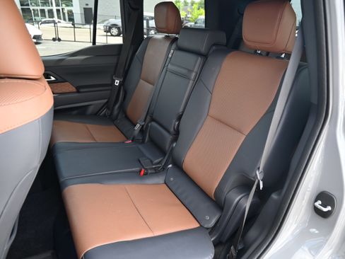 Used 2024 Lexus GX 550 w/ Accessory Package (Z1) AWD/4WD image 27