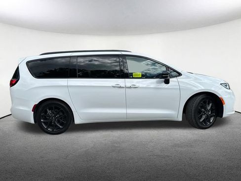 Used 2025 Chrysler Pacifica Limited FWD image 18