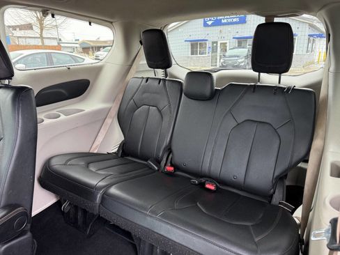 Used 2020 Chrysler Pacifica Touring-L image 26