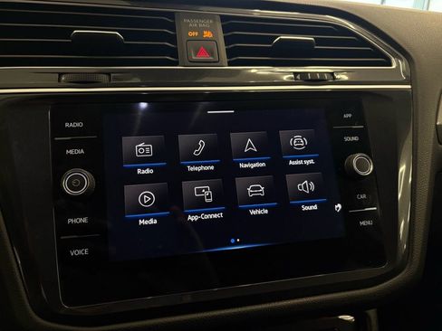 Used 2024 Volkswagen Tiguan SE image 32