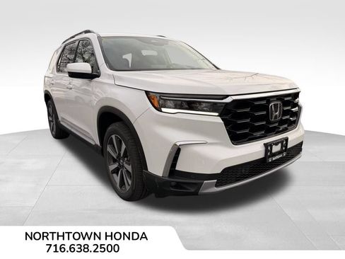 Used 2025 Honda Pilot Touring image 1
