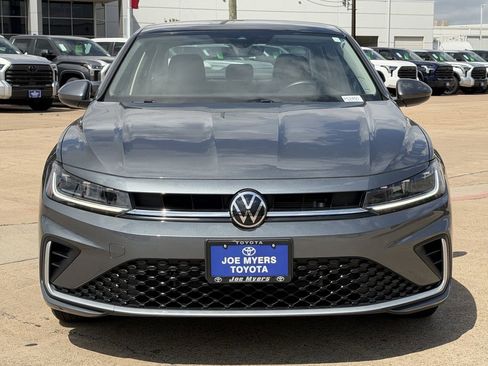 Used 2025 Volkswagen Jetta SE image 3