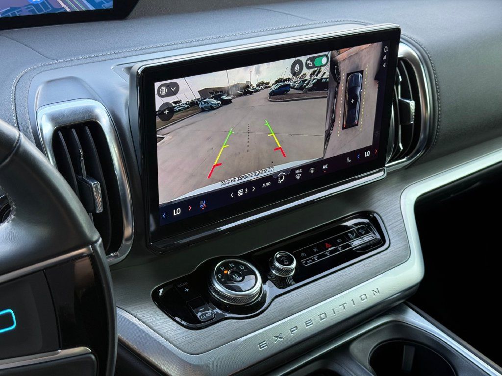 Used 2025 Ford Expedition Platinum AWD/4WD image 13