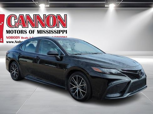 Used 2023 Toyota Camry SE image 3
