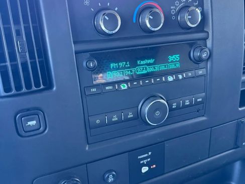 Used 2015 GMC Savana 3500 image 25