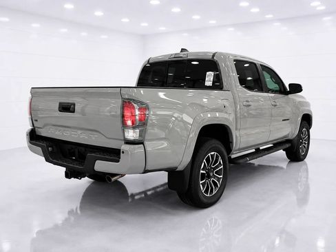 Used 2020 Toyota Tacoma TRD Sport w/ TRD Premium Sport Package AWD/4WD image 5