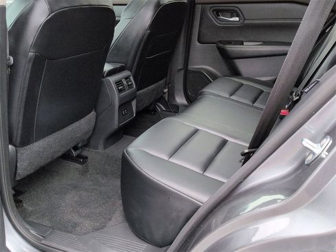 Used 2023 Nissan Rogue SV w/ SV Premium Package image 18