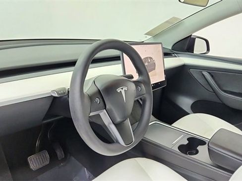 Used 2024 Tesla Model Y 2WD image 18