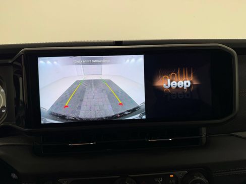 Used 2025 Jeep Wrangler Unlimited Rubicon w/ Convenience Group AWD/4WD image 18