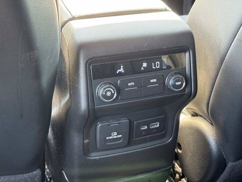 Used 2023 GMC Acadia SLT FWD image 29