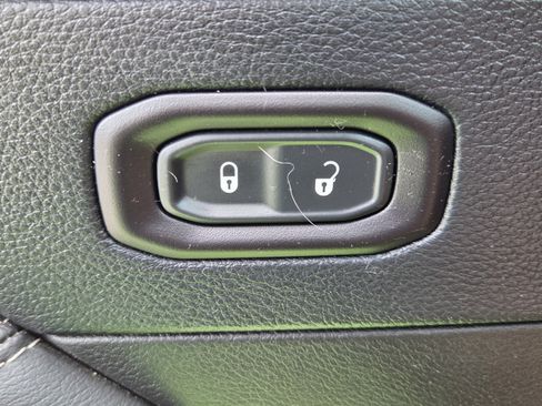 Used 2018 Jeep Wrangler Unlimited Sahara AWD/4WD image 13