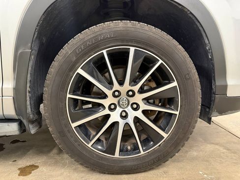 Used 2018 Toyota Highlander SE FWD image 25