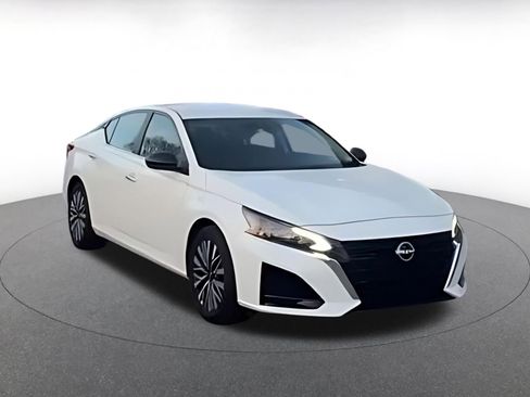 Used 2025 Nissan Altima 2.5 SV FWD image 15