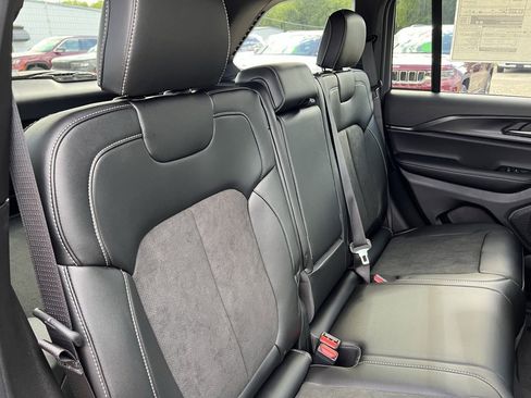 New 2025 Jeep Grand Cherokee Altitude image 14
