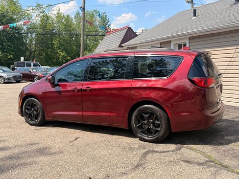 Used 2018 Chrysler Pacifica Touring-L w/ Advanced Safetytec Group FWD image 4
