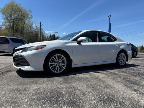 Used 2020 Toyota Camry XLE FWD image 3